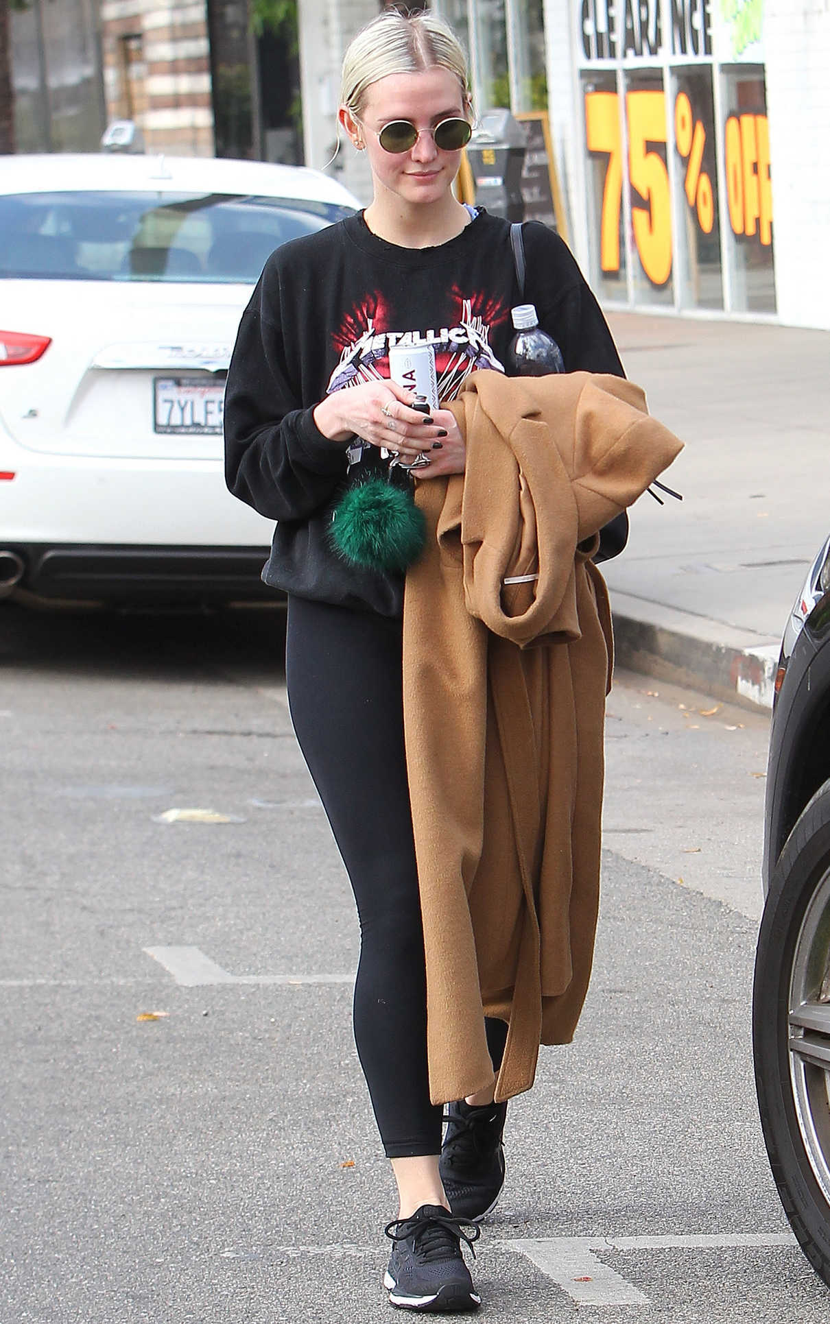 Ashlee Simpson Was Seen Out in Los Angeles 12/20/2017-2