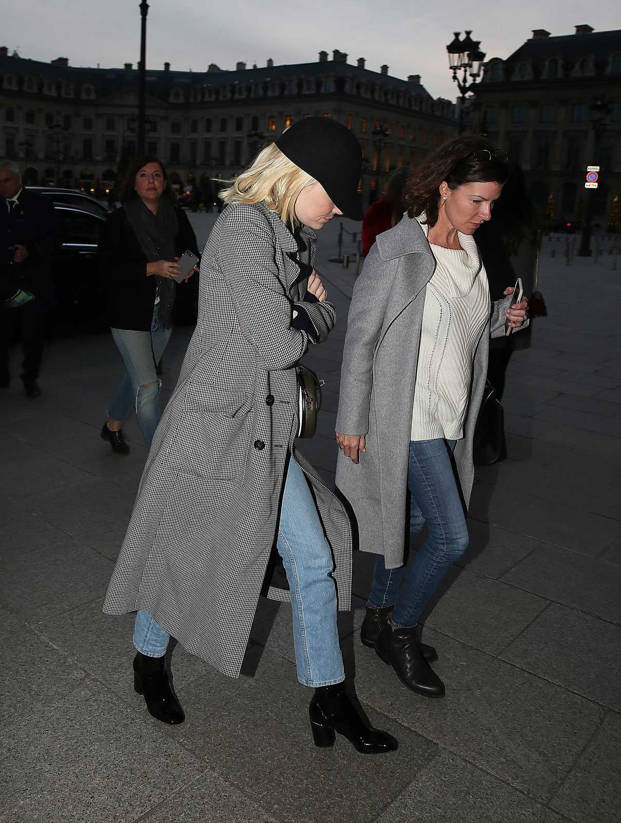Emma Stone Arrives at the Ritz Hotel in Paris 12/17/2017-4