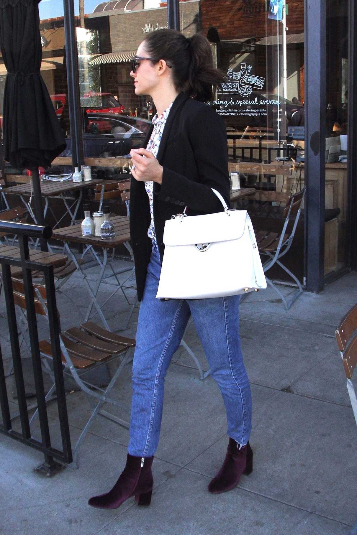 Emmy Rossum Out for Lunch at Le Pain Quotidien in Los Angeles 12/05/2017-4