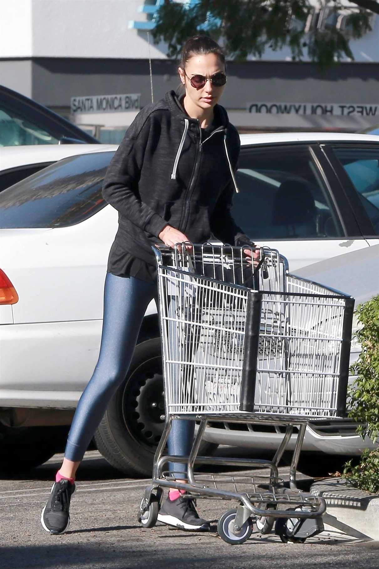 Gal Gadot Leaves Whole Foods Market in Los Angeles 12/29/2017-5