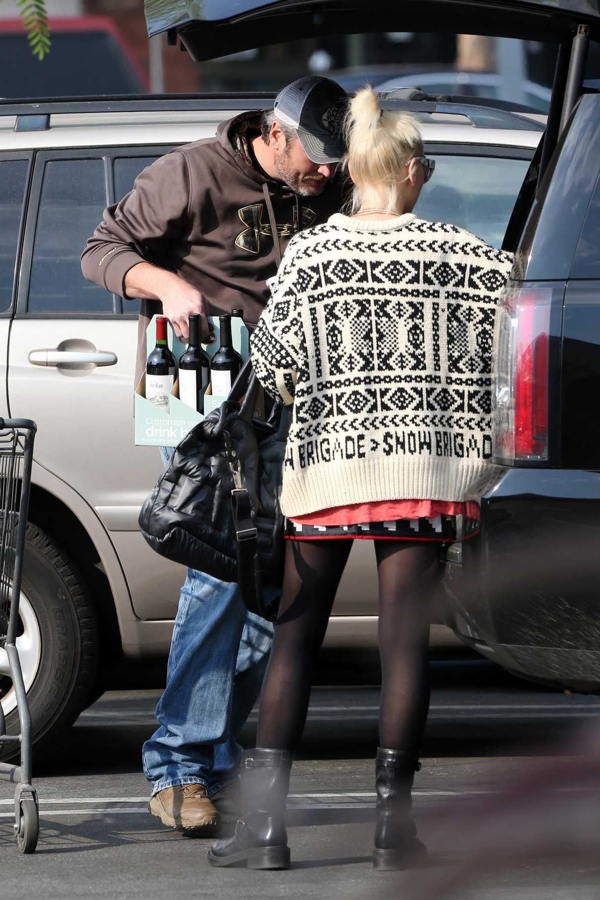 Gwen Stefani Goes Shopping at Gelson's Supermarket in Los Angeles 12/17/2017-4