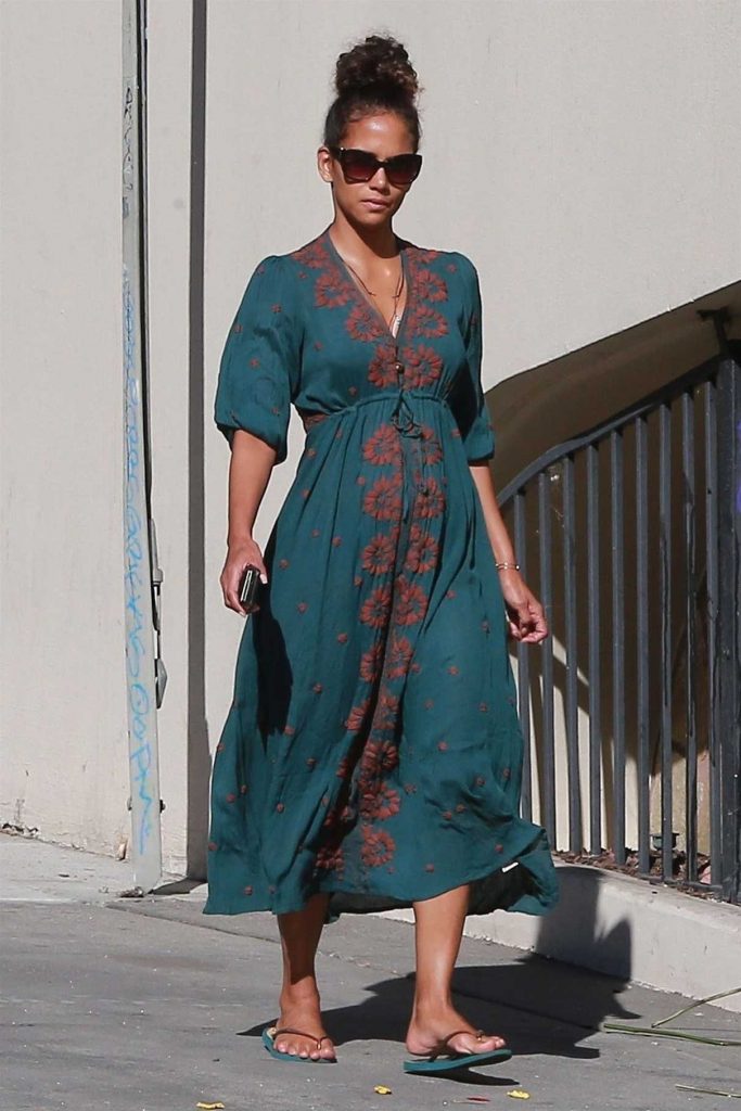 Halle Berry Was Seen Out in Los Angeles 12/13/2017-1