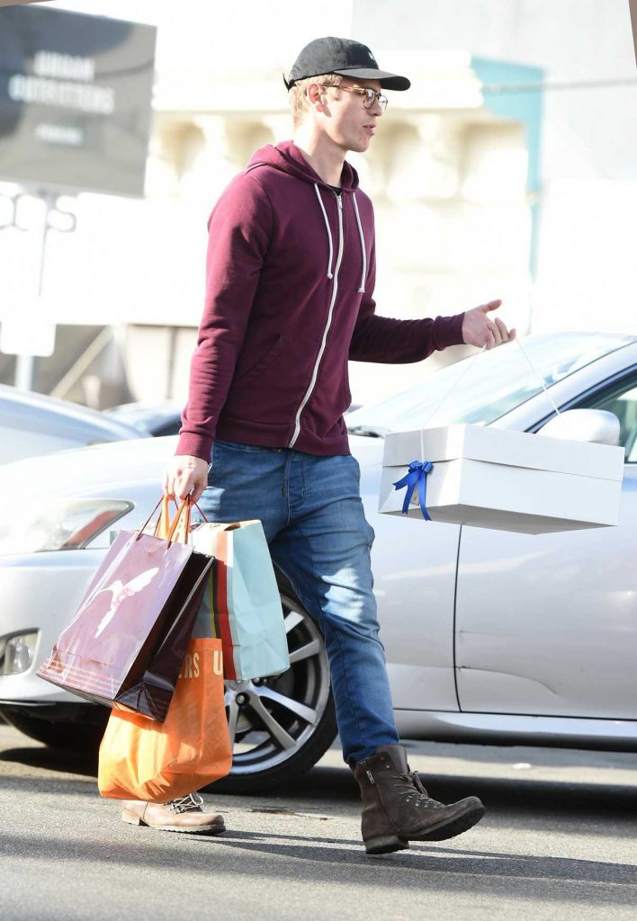 Hayden Christensen Goes Christmas Shopping on Christmas Eve in Los Angeles 12/24/2017-1