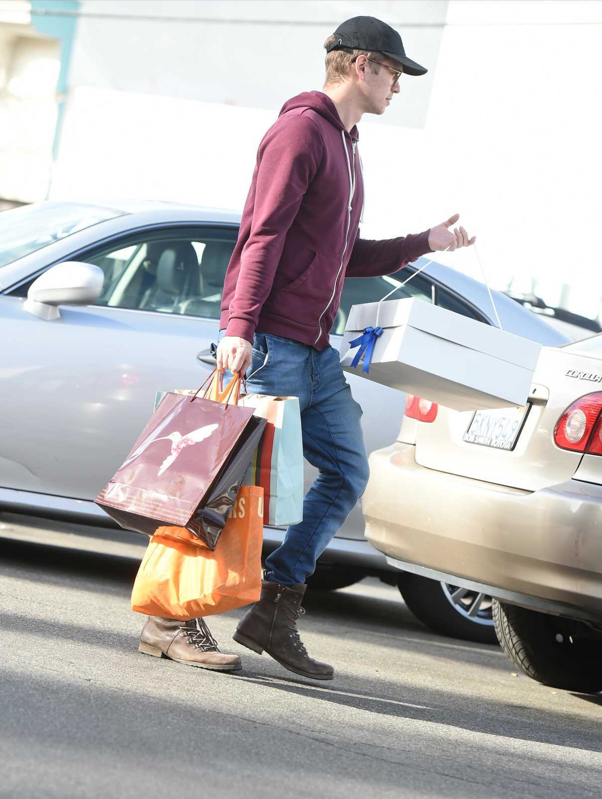 Hayden Christensen Goes Christmas Shopping on Christmas Eve in Los Angeles 12/24/2017-2