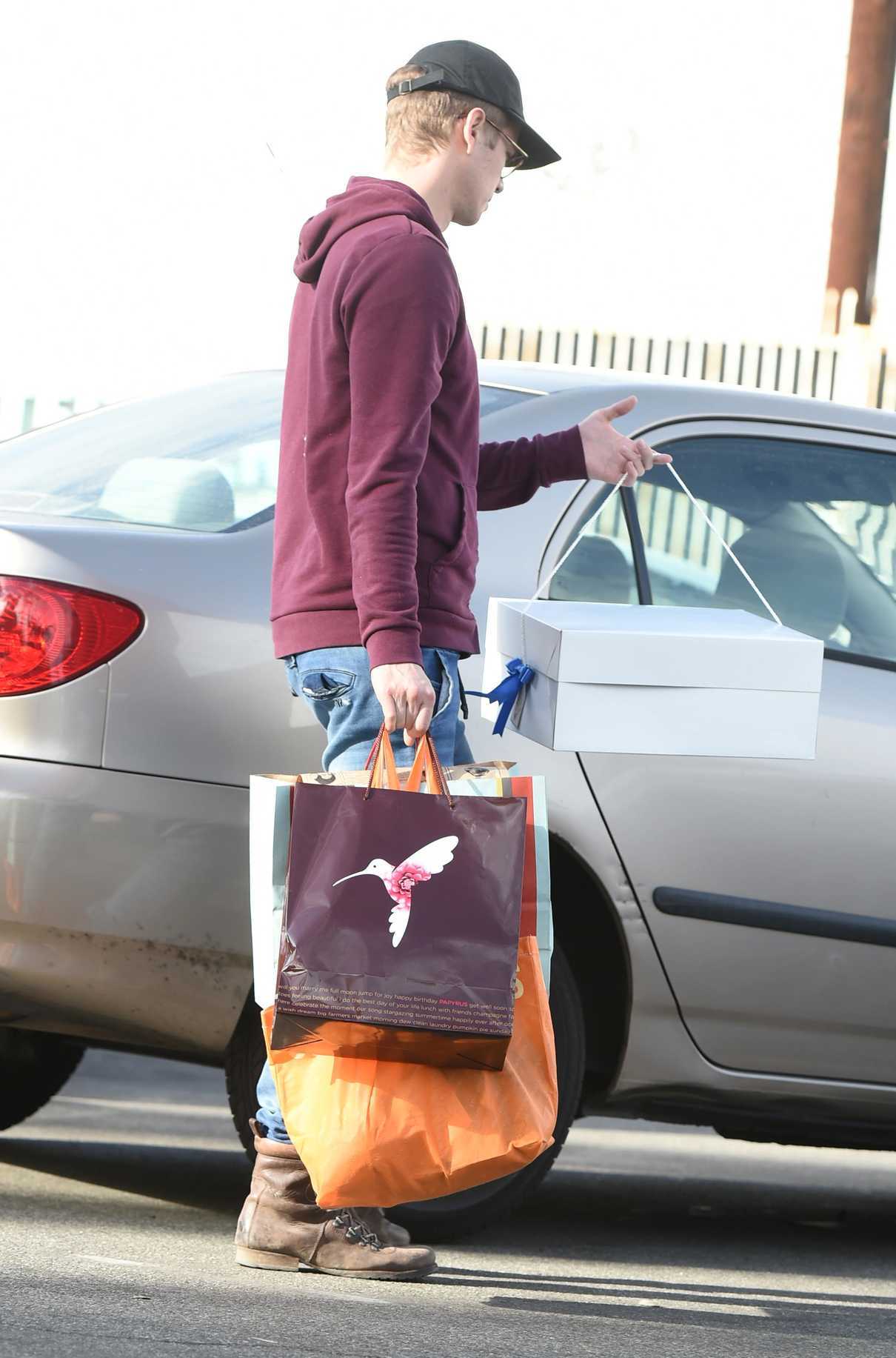 Hayden Christensen Goes Christmas Shopping on Christmas Eve in Los Angeles 12/24/2017-3