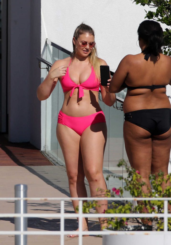 Iskra Lawrence Wears a Pink Bikini in Miami 12/12/2017-1