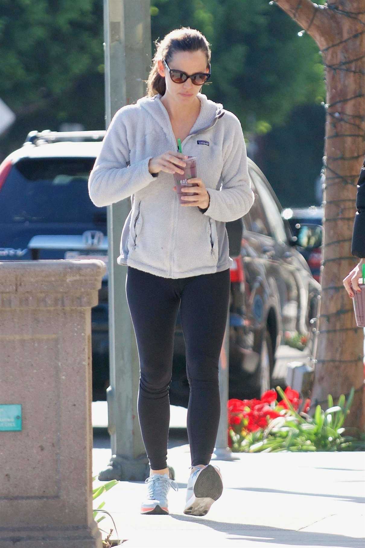 Jennifer Garner Hits the Gym in Brentwood 12/18/2017-5