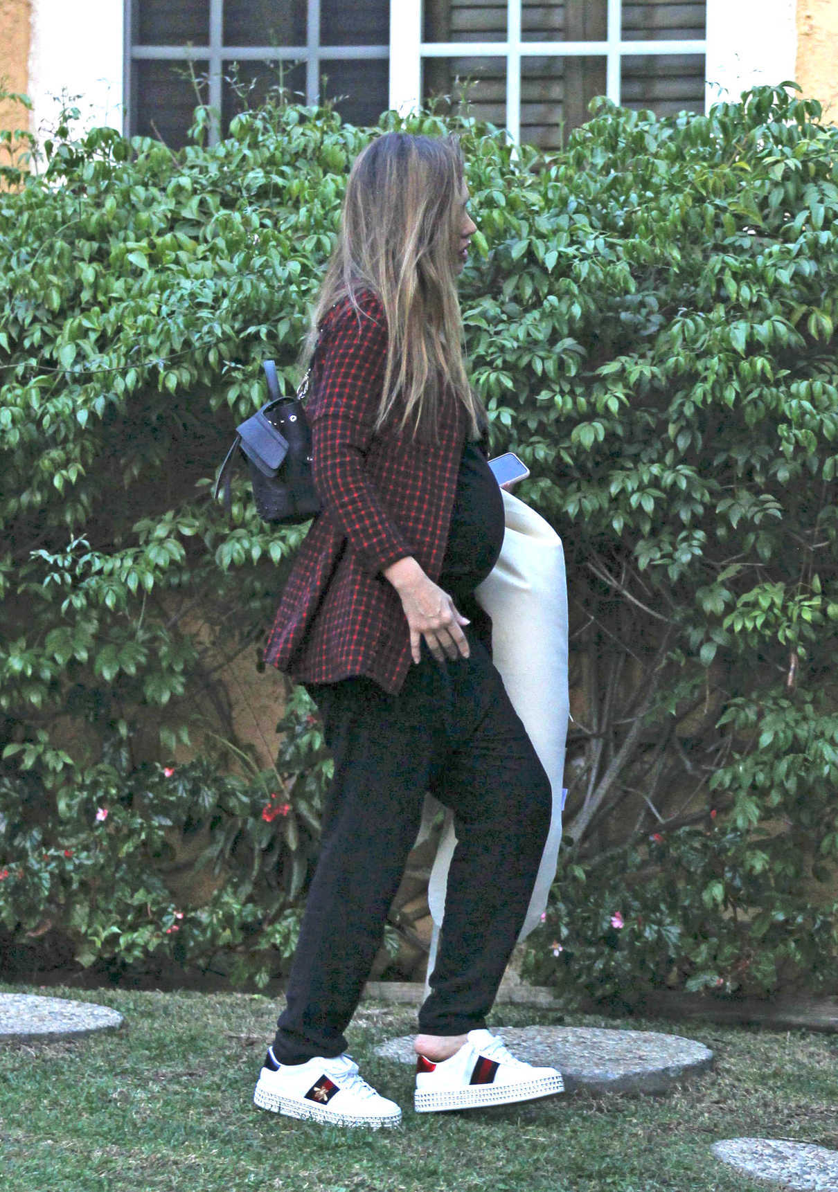 Jessica Alba Brings Her Nursing Pillow to the Gym in West Hollywood 12/10/2017-5