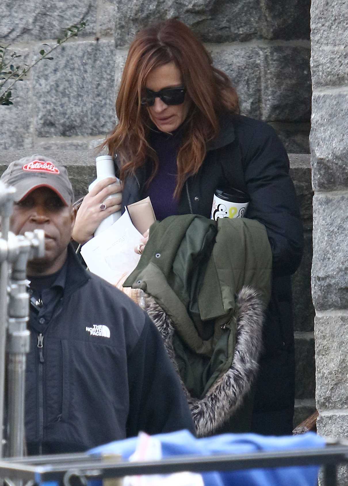 Julia Roberts on the Set of the Ben is Back in New York City 12/18/2017-4