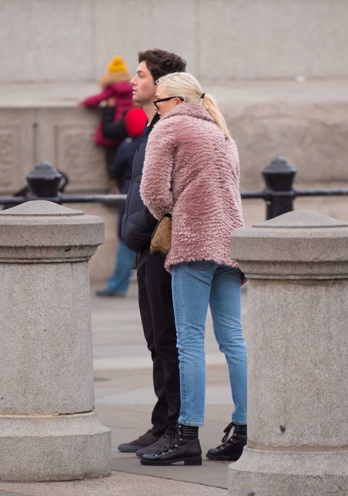 Karlie Kloss Was Seen Out With Josh Kushner in London 12/02/2017-3