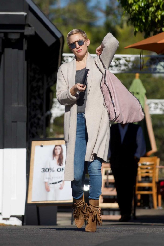 Kate Hudson Goes Shopping for Christmas in LA 12/21/2017-1