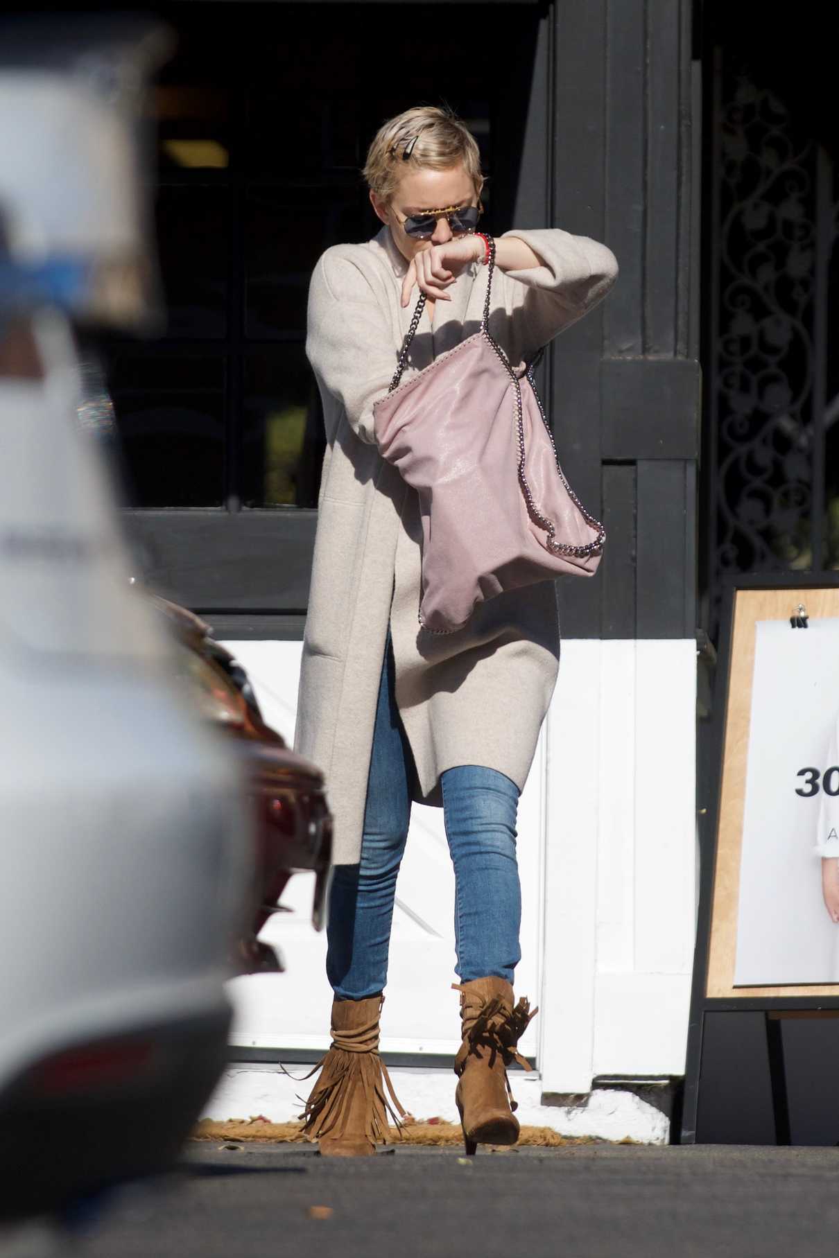 Kate Hudson Goes Shopping for Christmas in LA 12/21/2017-2
