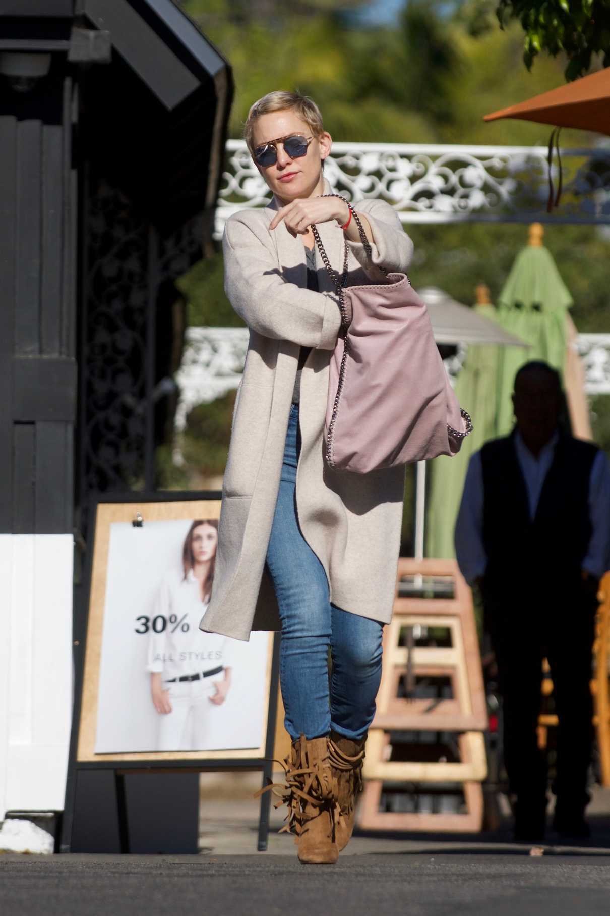 Kate Hudson Goes Shopping for Christmas in LA 12/21/2017-3