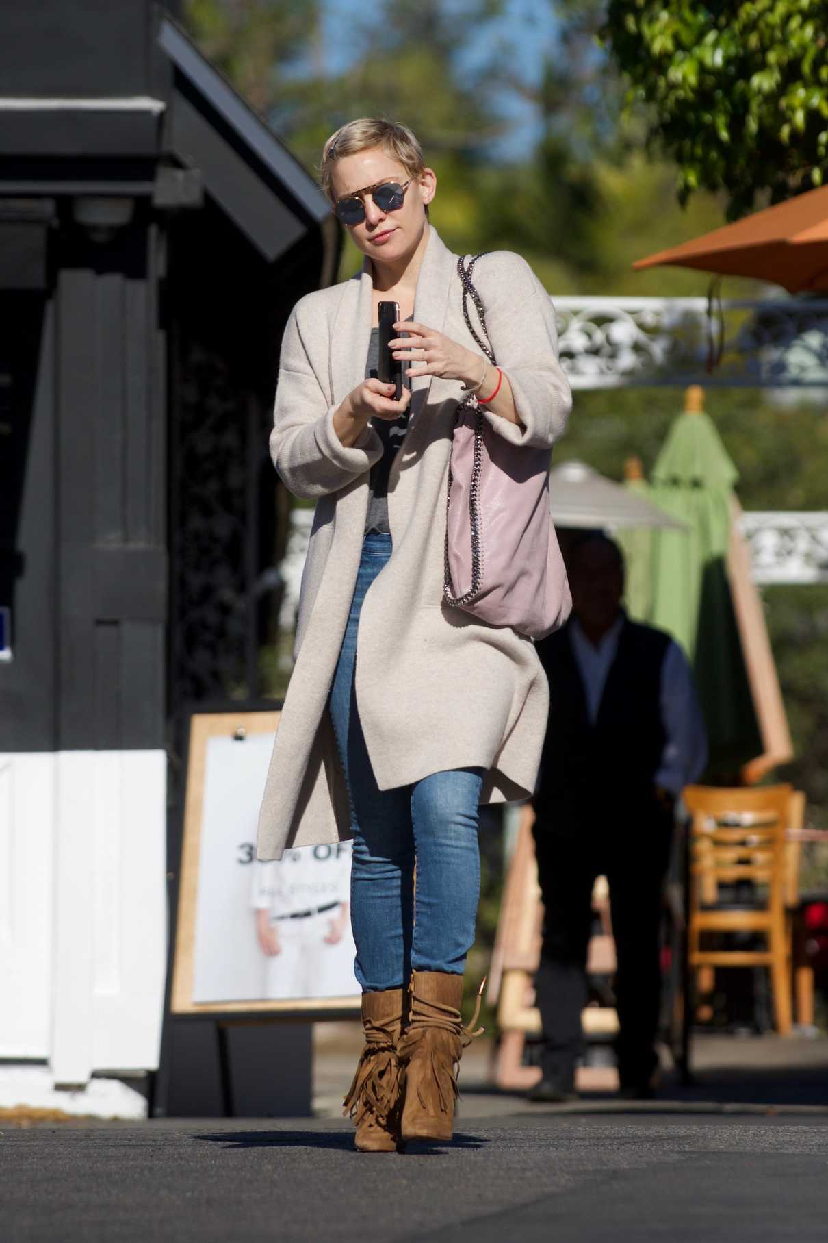 Kate Hudson Goes Shopping for Christmas in LA 12/21/2017-4