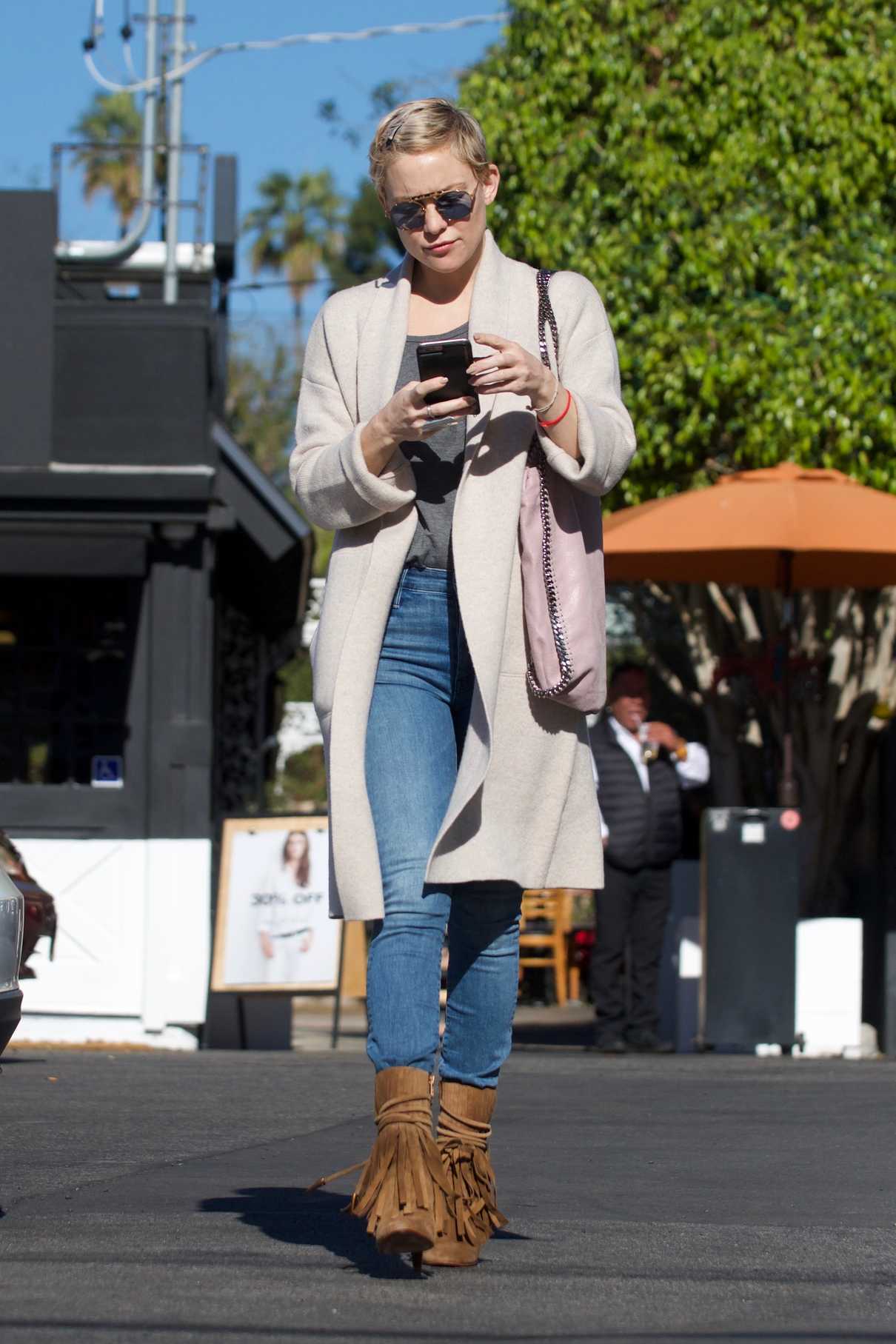 Kate Hudson Goes Shopping for Christmas in LA 12/21/2017-5