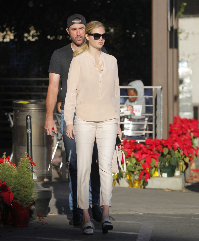 Kate Upton Goes Shopping at the CVS with Justin Varlander in Beverly Hills 12/21/2017-1