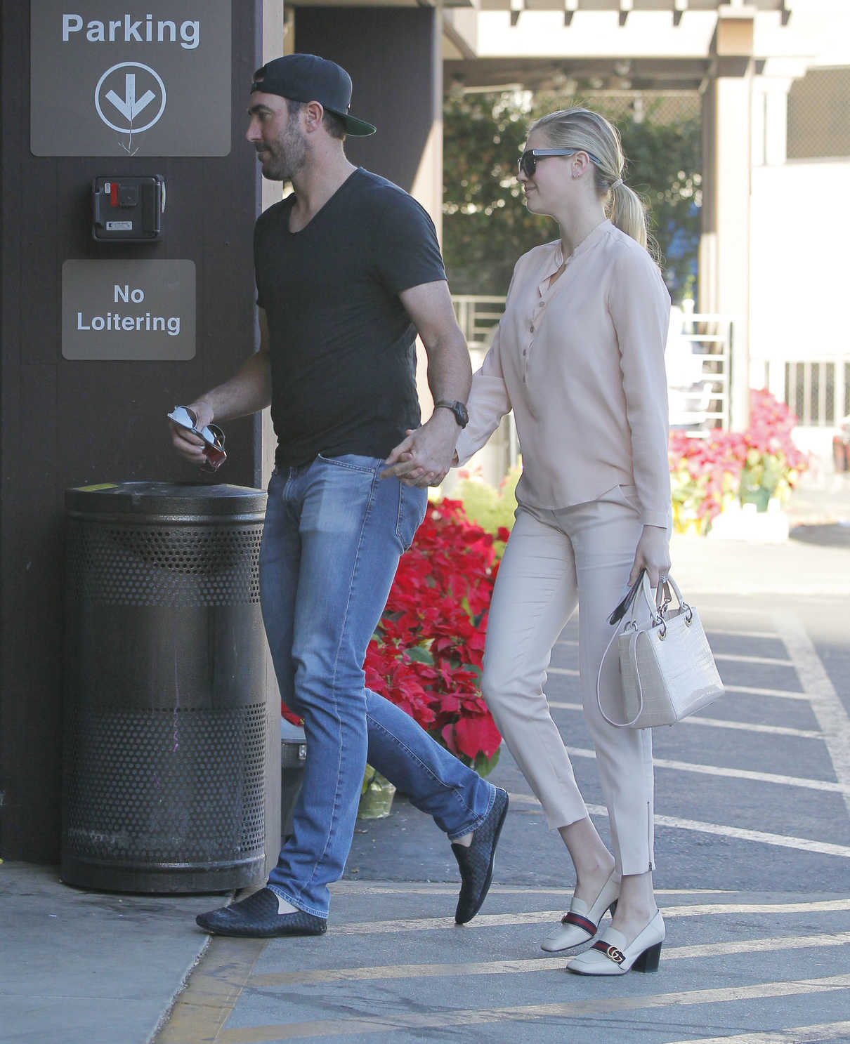 Kate Upton Goes Shopping at the CVS with Justin Varlander in Beverly Hills 12/21/2017-5