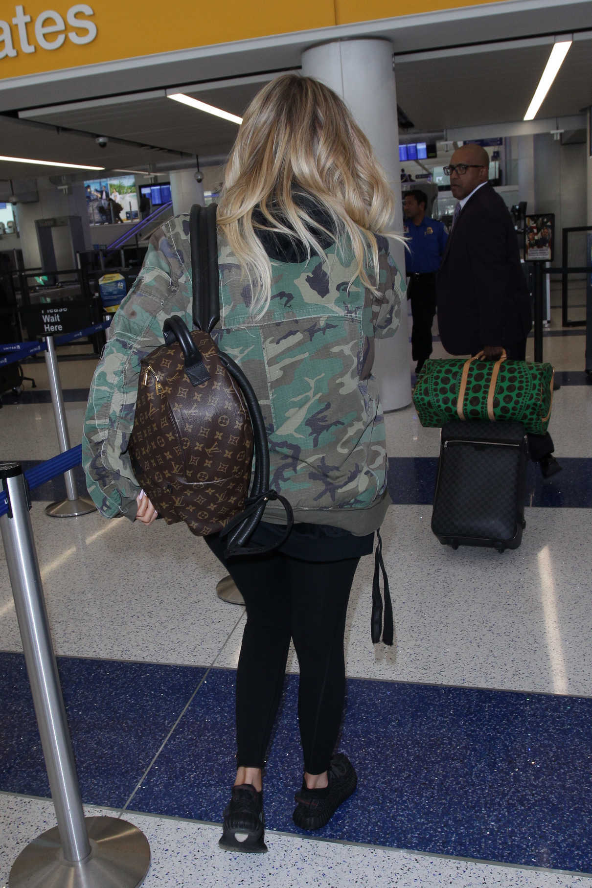 Khloe Kardashian Arrivs at LAX Airport in Los Angeles 12/08/2017-5