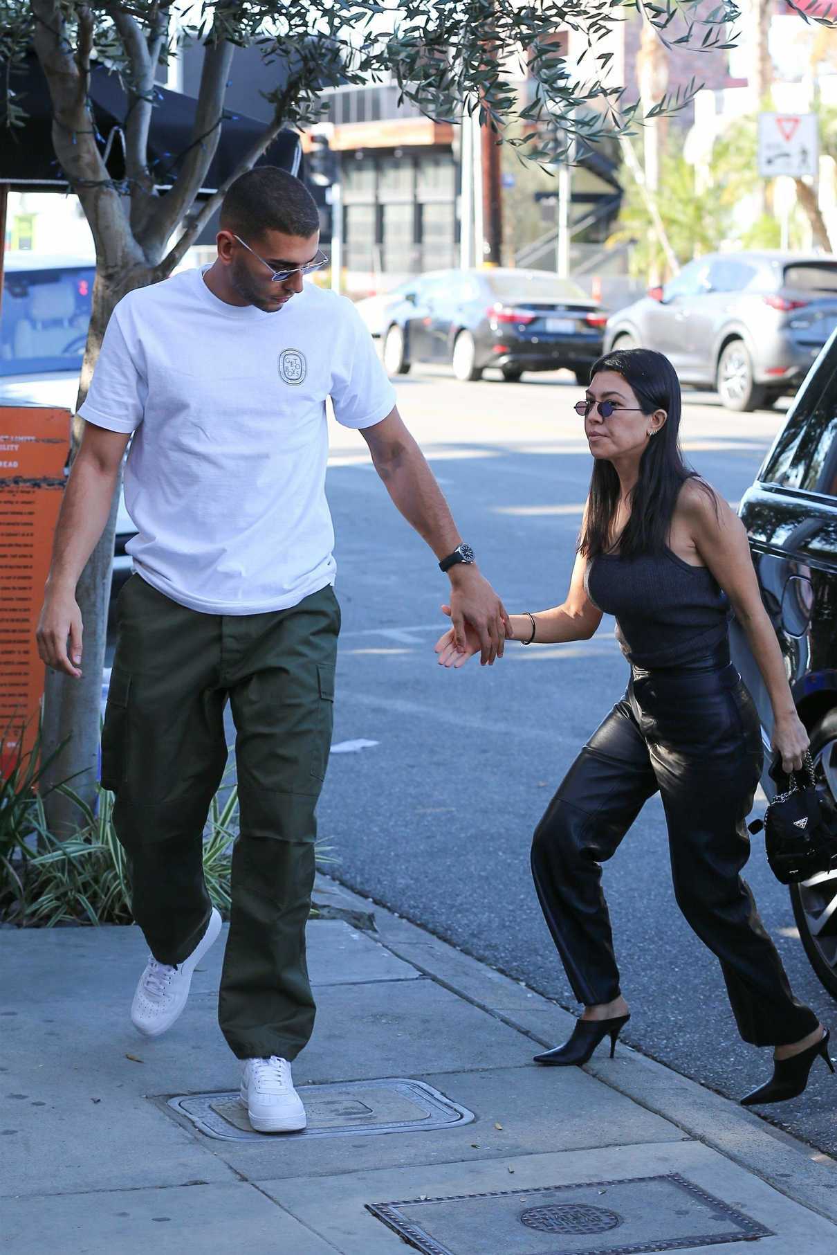 Kourtney Kardashian Arrives to Lunch at the Little Door in West Hollywood 12/12/2017-2