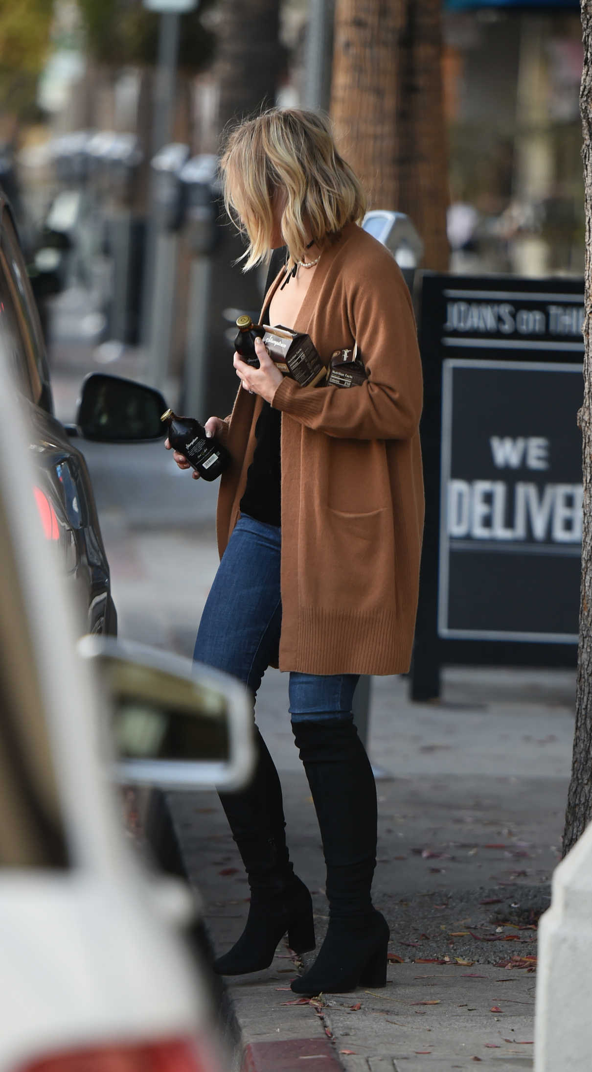 Kristen Bell Picks up Lots of Food from Joans on Third in LA 12/02/2017 ...