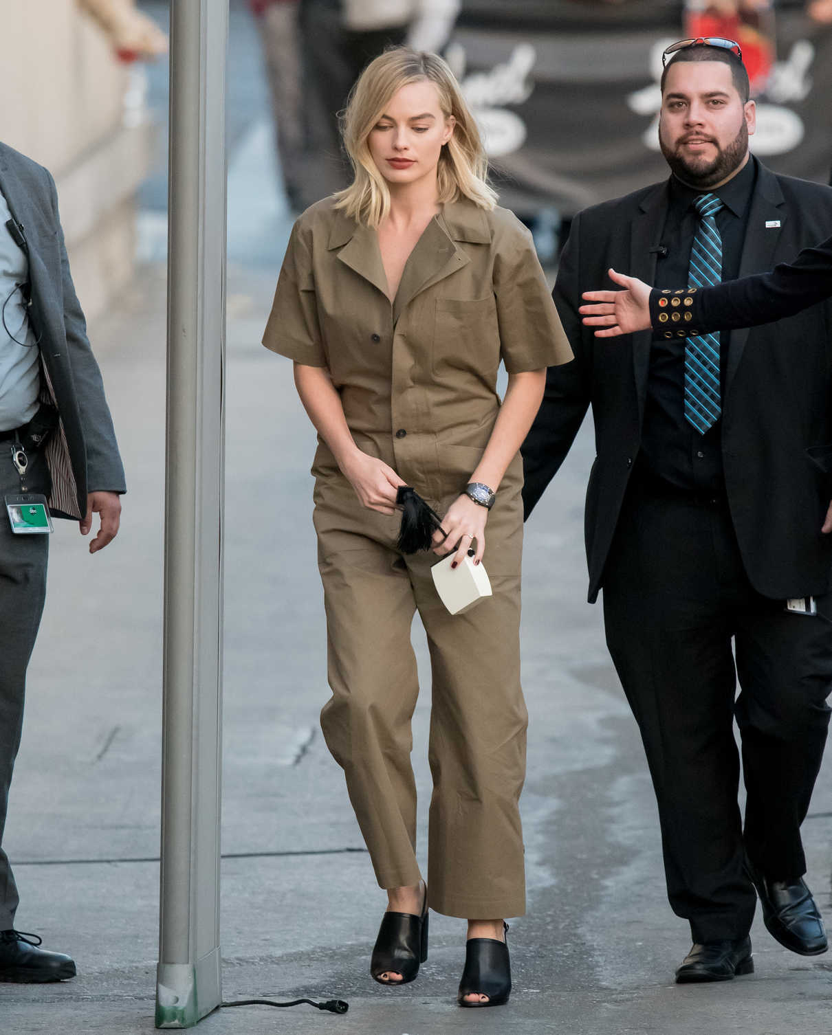 Margot Robbie Arrives at Jimmy Kimmel Live! Studios in Los Angeles 12/04/2017-2