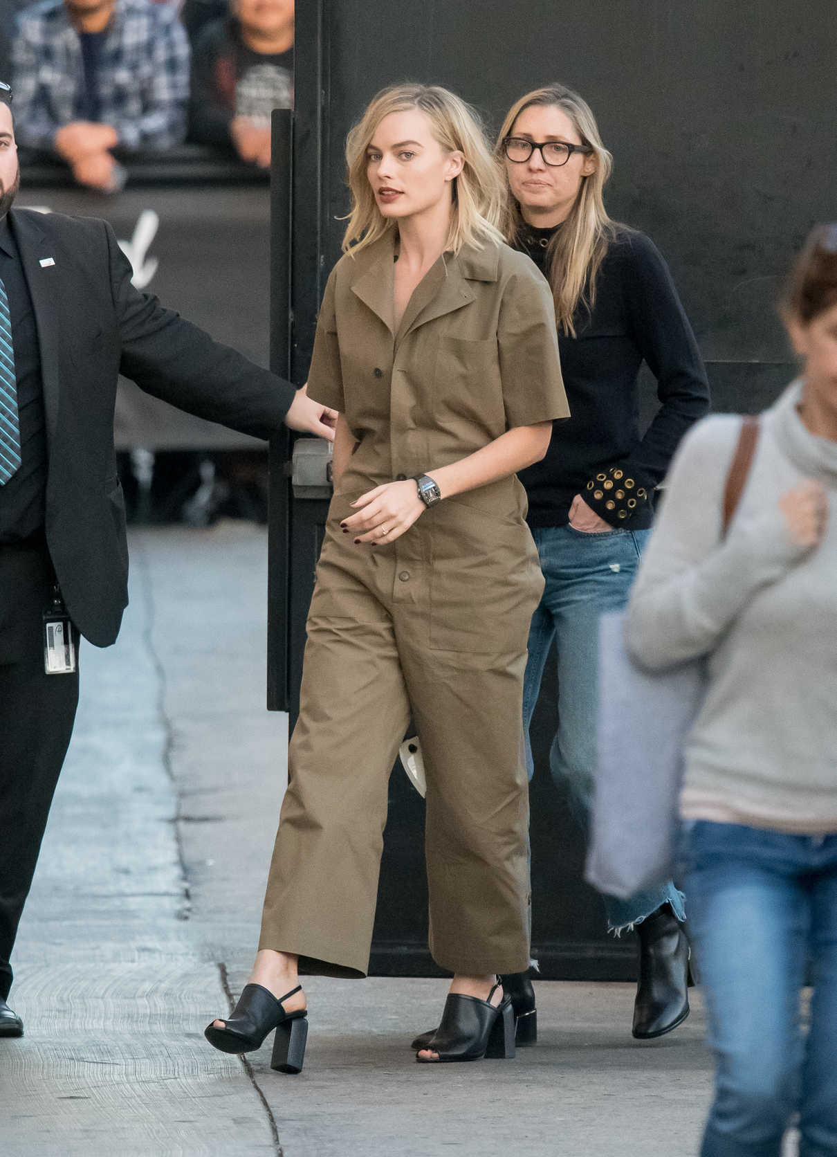 Margot Robbie Arrives at Jimmy Kimmel Live! Studios in Los Angeles 12/04/2017-4