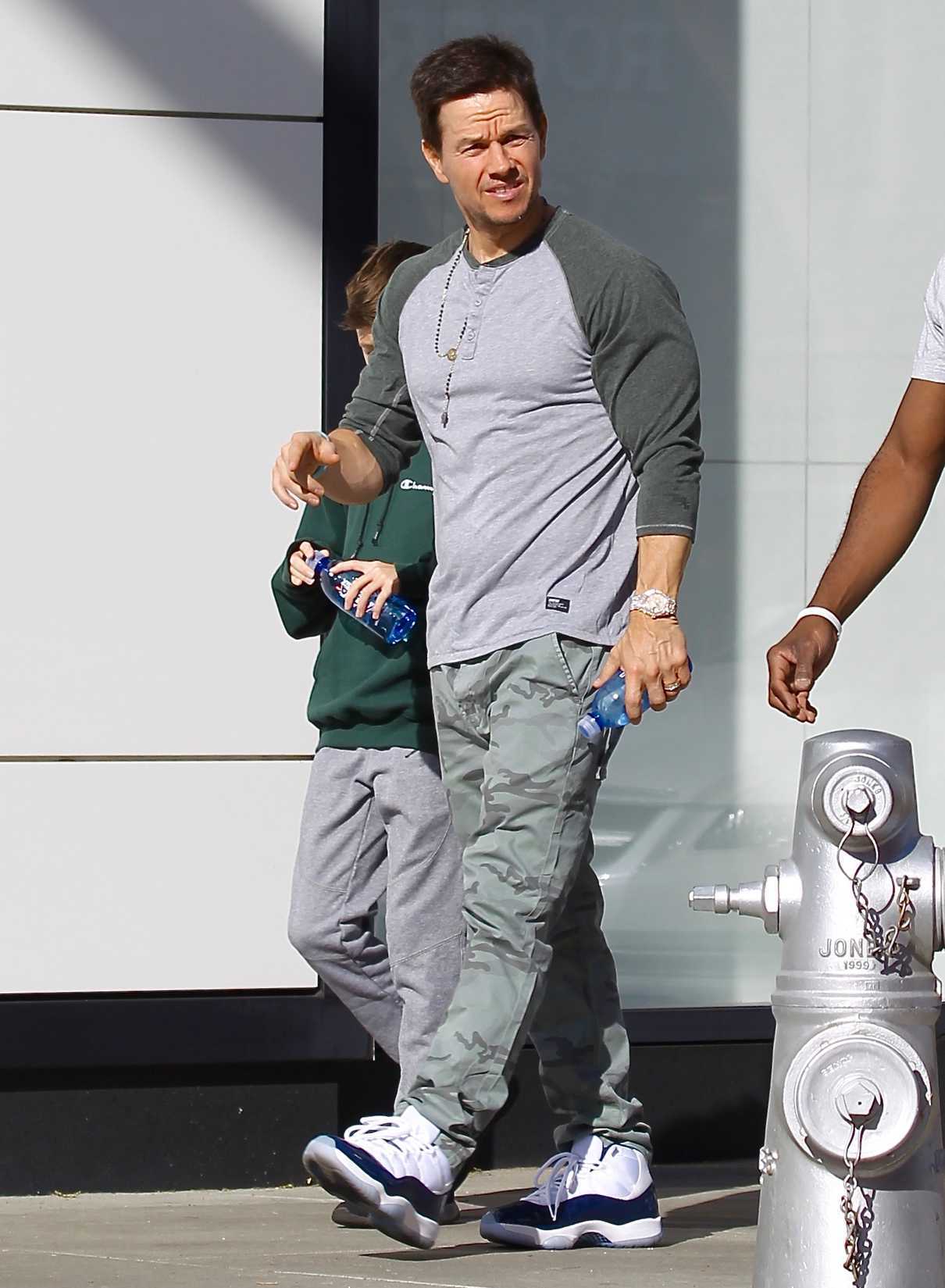 Mark Wahlberg Goes Christmas Shopping to the Gucci Store on Rodeo Dr in LA 12/24/2017-2