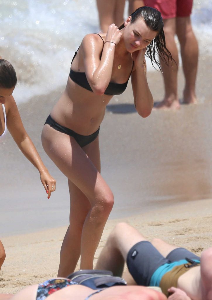 Montana Cox Wears a Black Bikini at Tamarama Beach in Sydney 12/29/2017-2