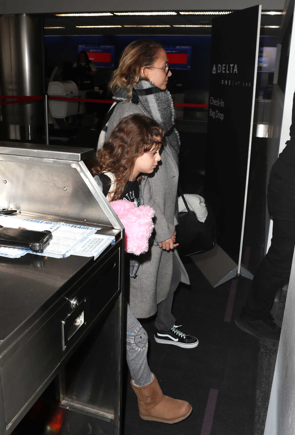 Nicole Richie Was Seen With Her Daughter Harlow at LAX Airport in LA 12/06/2017-4