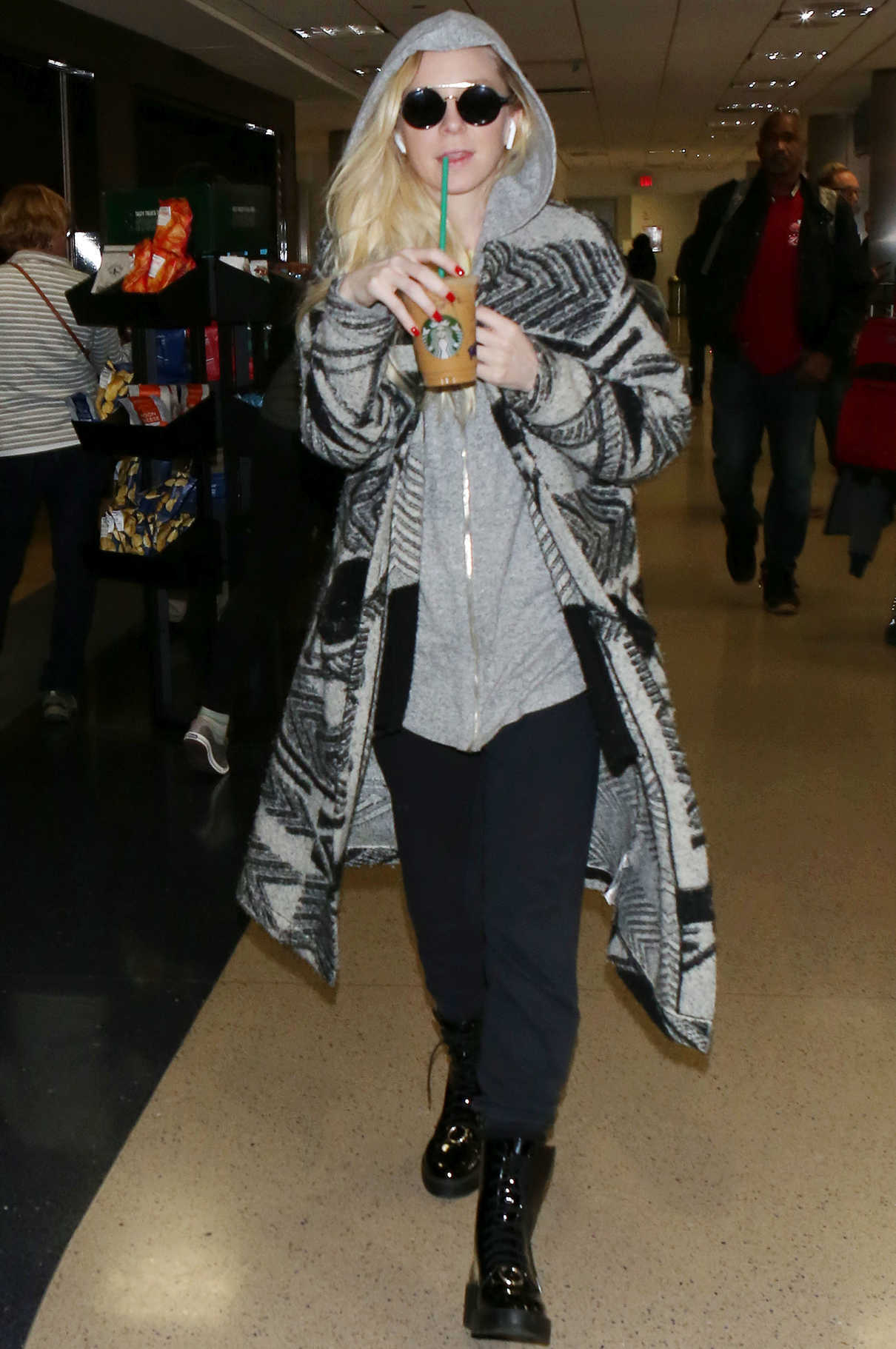 Portia Doubleday Was Spotted at LAX Airport in LA 12/16/2017-2