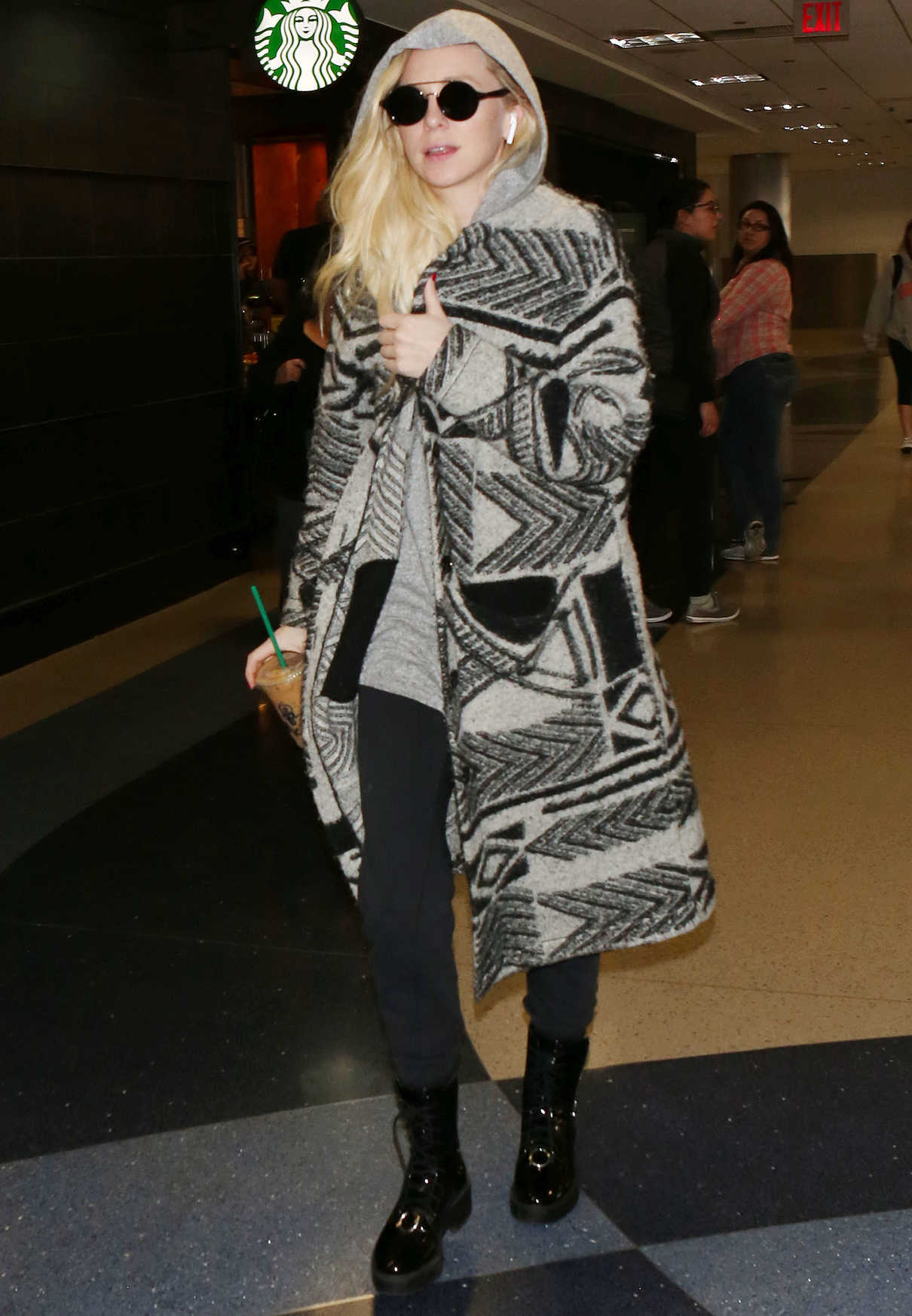 Portia Doubleday Was Spotted at LAX Airport in LA 12/16/2017-3