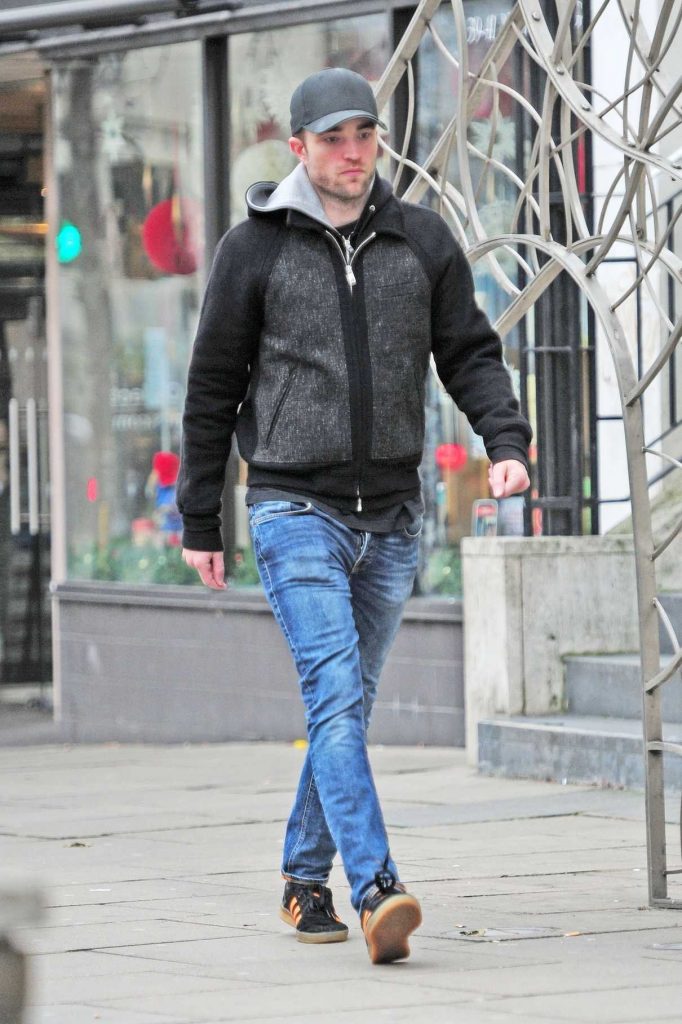 Robert Pattinson Goes Some Christmas Shopping in London 12/24/2017-1