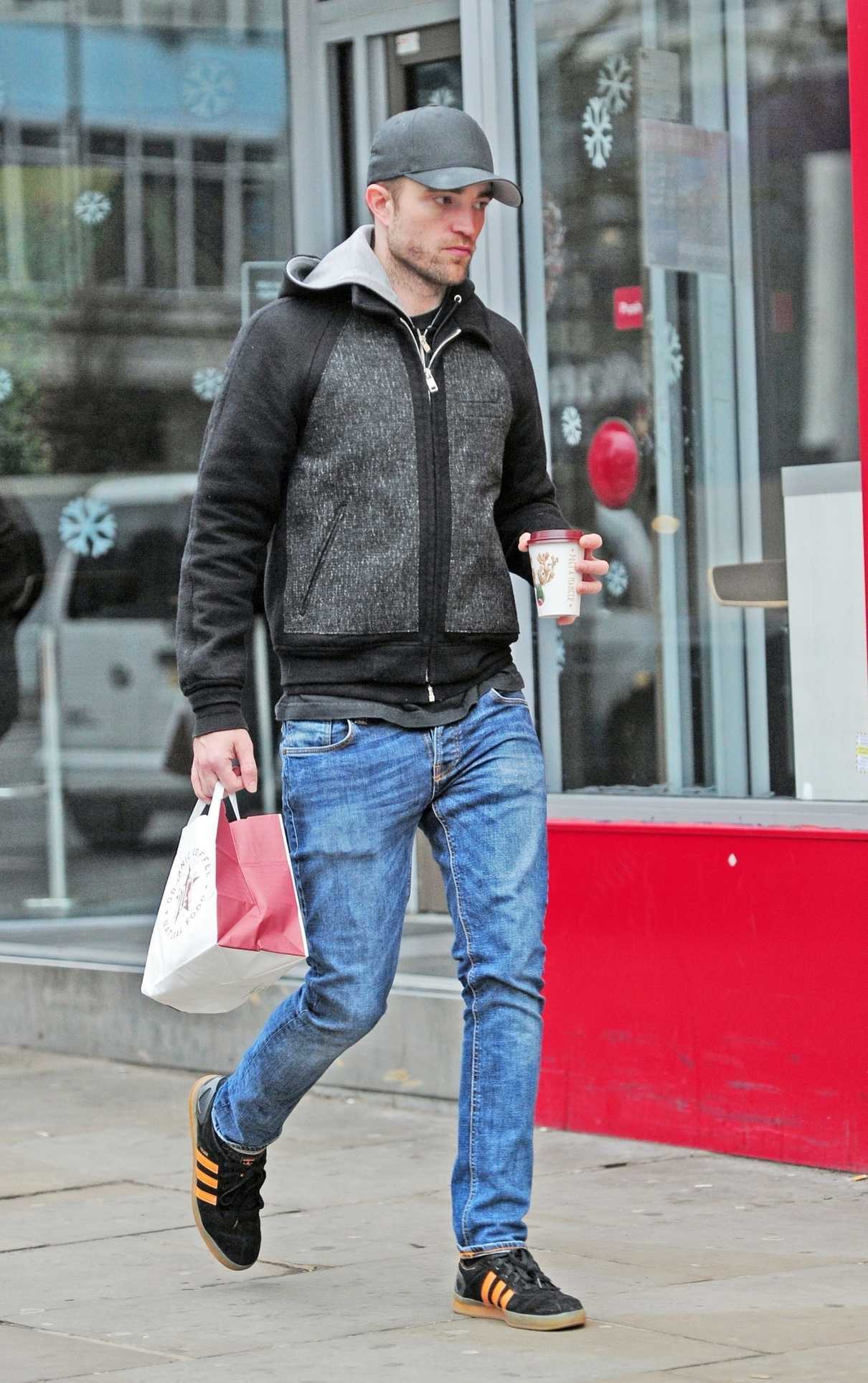 Robert Pattinson Goes Some Christmas Shopping in London 12/24/2017-3