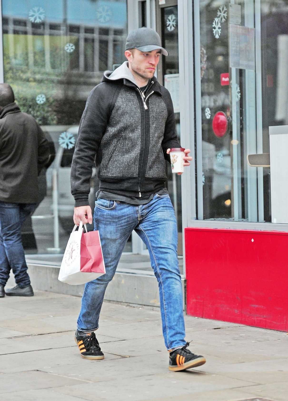 Robert Pattinson Goes Some Christmas Shopping in London 12/24/2017-4
