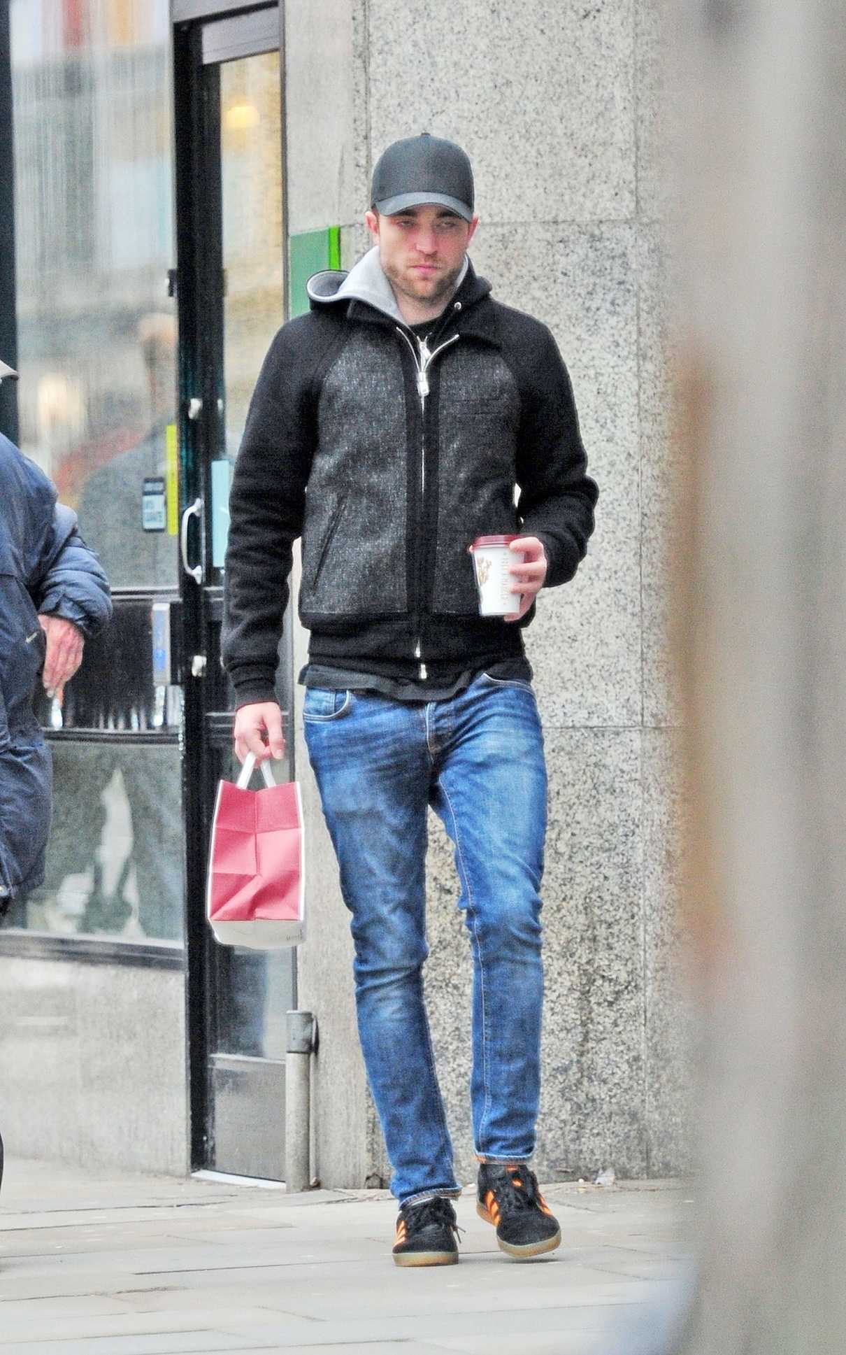 Robert Pattinson Goes Some Christmas Shopping in London 12/24/2017-5