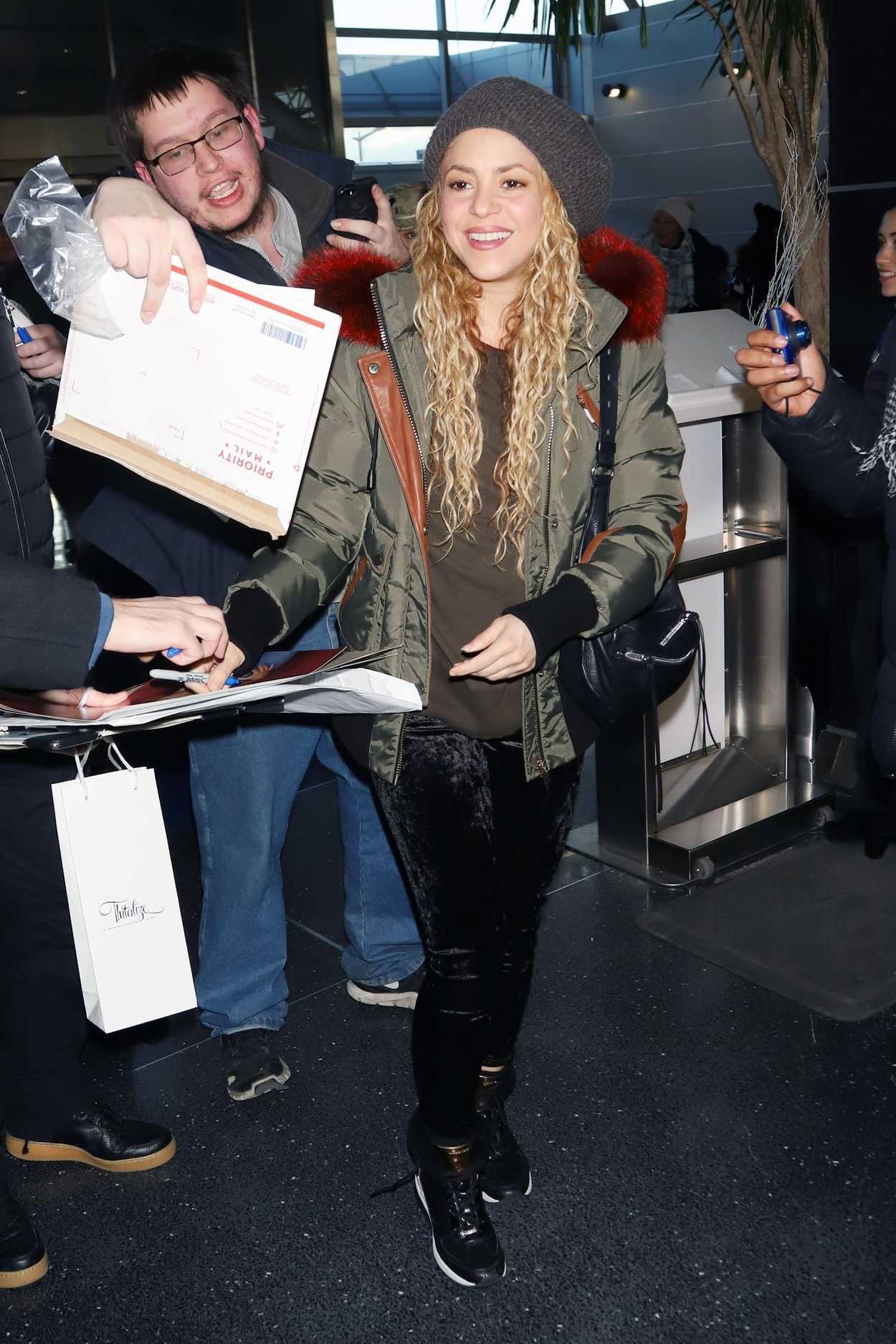 Shakira Arrives at JFK Airport in New York City 12/28/2017-2