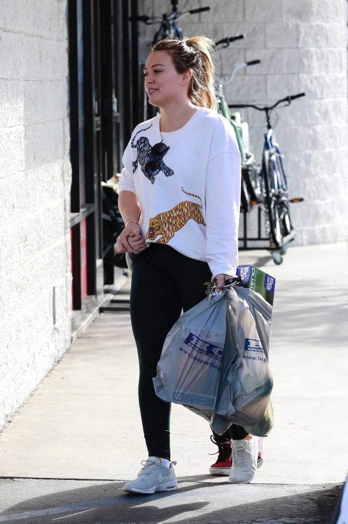 Hilary Duff Out Shopping at Big 5 Sporting Goods in LA 01/15/2018-1