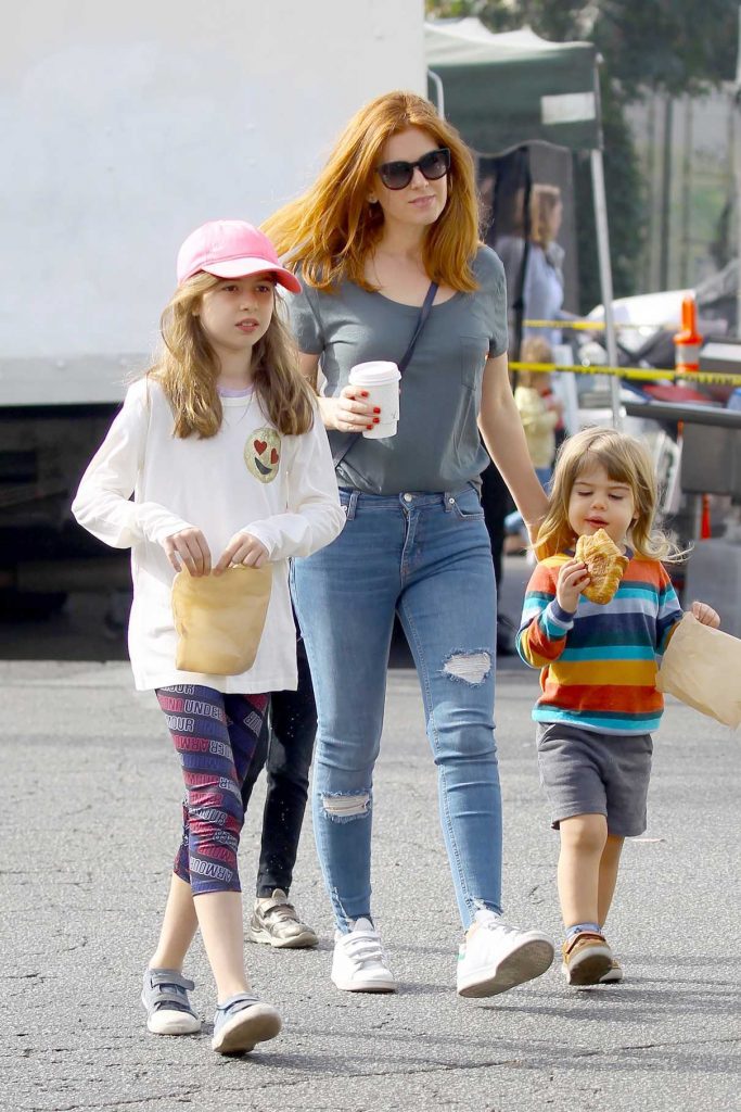 Isla Fisher Takes Her Kids to Joan's on 3rd in Studio City 12/31/2017-1