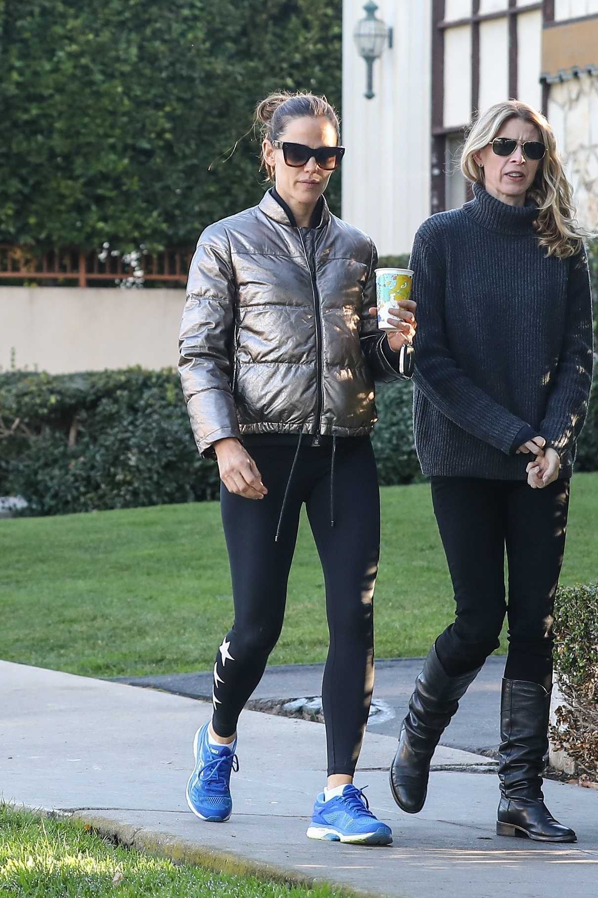 Jennifer Garner Grabs a Coffee with a Friend Out in Brentwood 01/24/2018-2