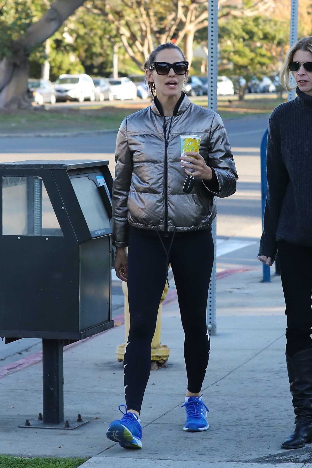 Jennifer Garner Grabs a Coffee with a Friend Out in Brentwood 01/24/2018-3