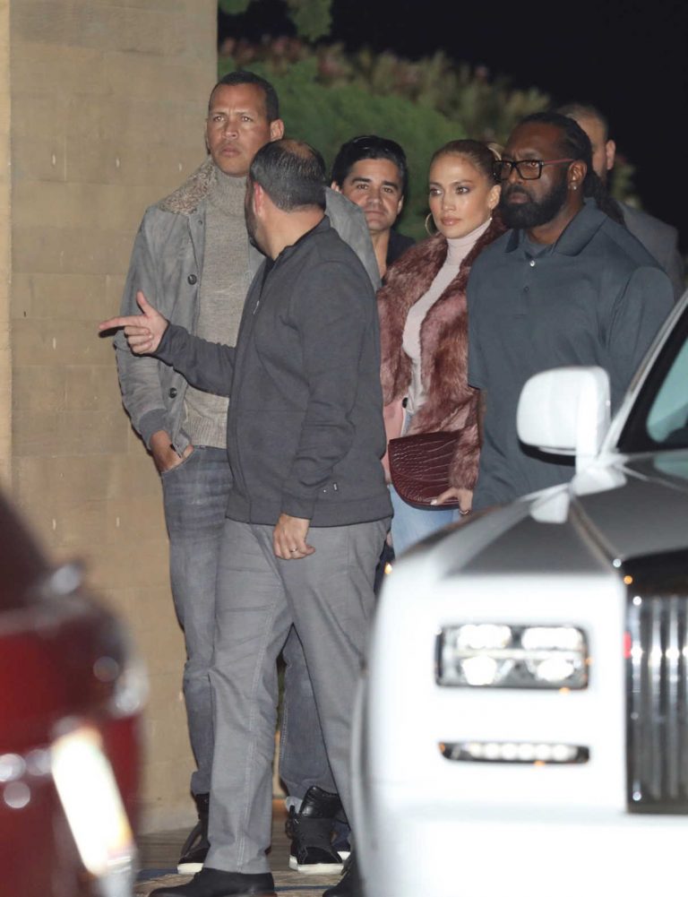 Jennifer Lopez Leaves Nobu Restaurant in Malibu 01/01/2018-2 – LACELEBS.CO