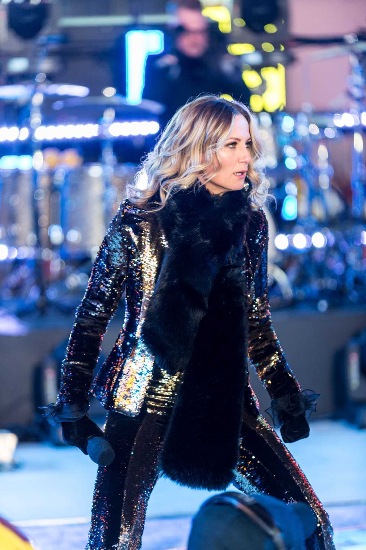 Jennifer Nettles at the 2018 New Year's Eve Celebration in Times Square in NYC 12/31/2017-5