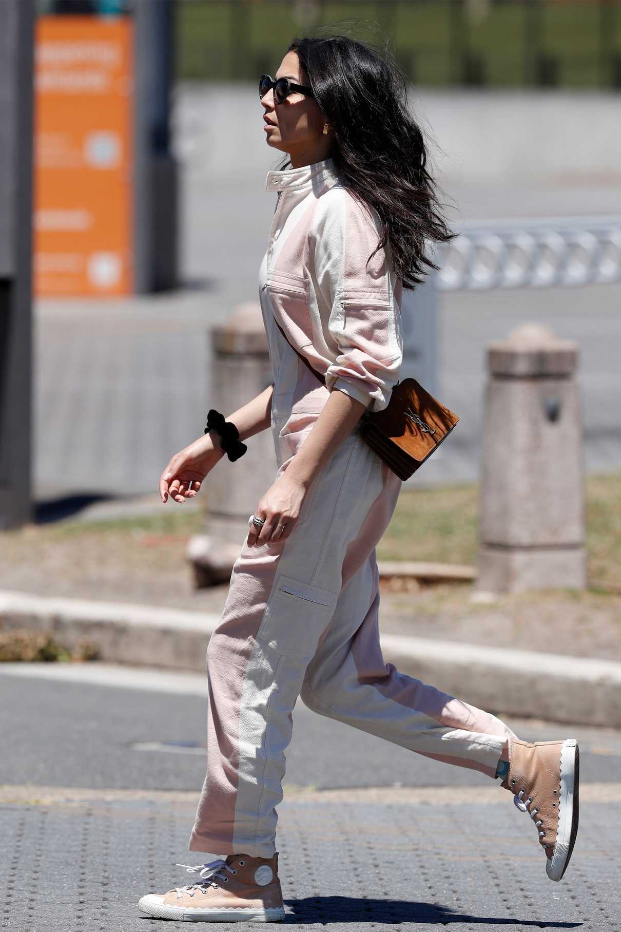 Jessica Gomes Strols Around Bondi, Australia 01/18/2018-4