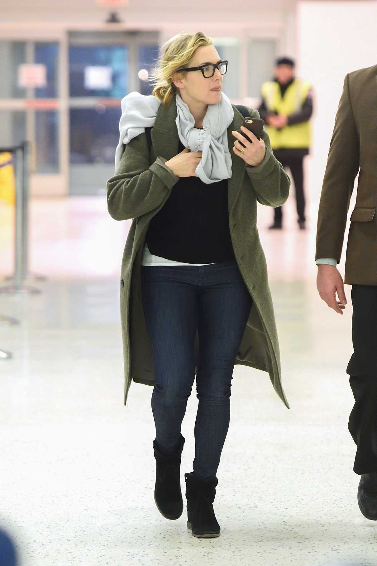 Kate Winslet Arrives at JFK Airport in New York City 01/24/2018-4