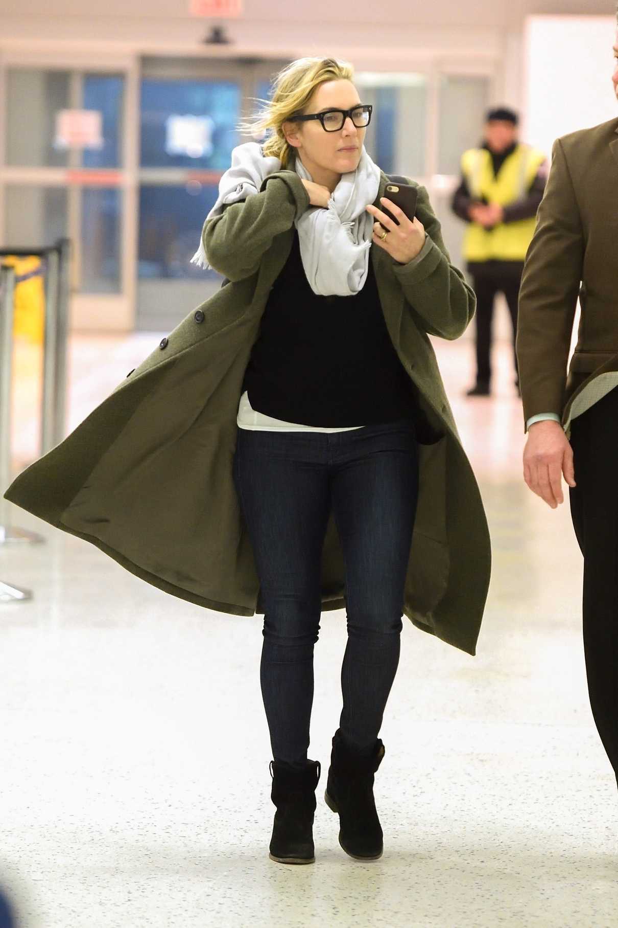 Kate Winslet Arrives at JFK Airport in New York City 01/24/2018-5