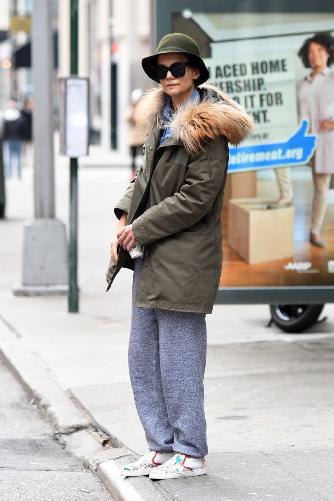 Katie Holmes Was Seen at a Bus Stop at 5th Avenue in New York City 01/29/2018-1