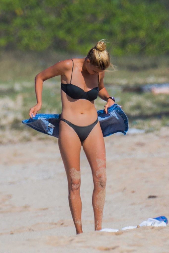 Kelly Rohrbach in Bikini at the Beach in Hawaii 01/14/2018-1