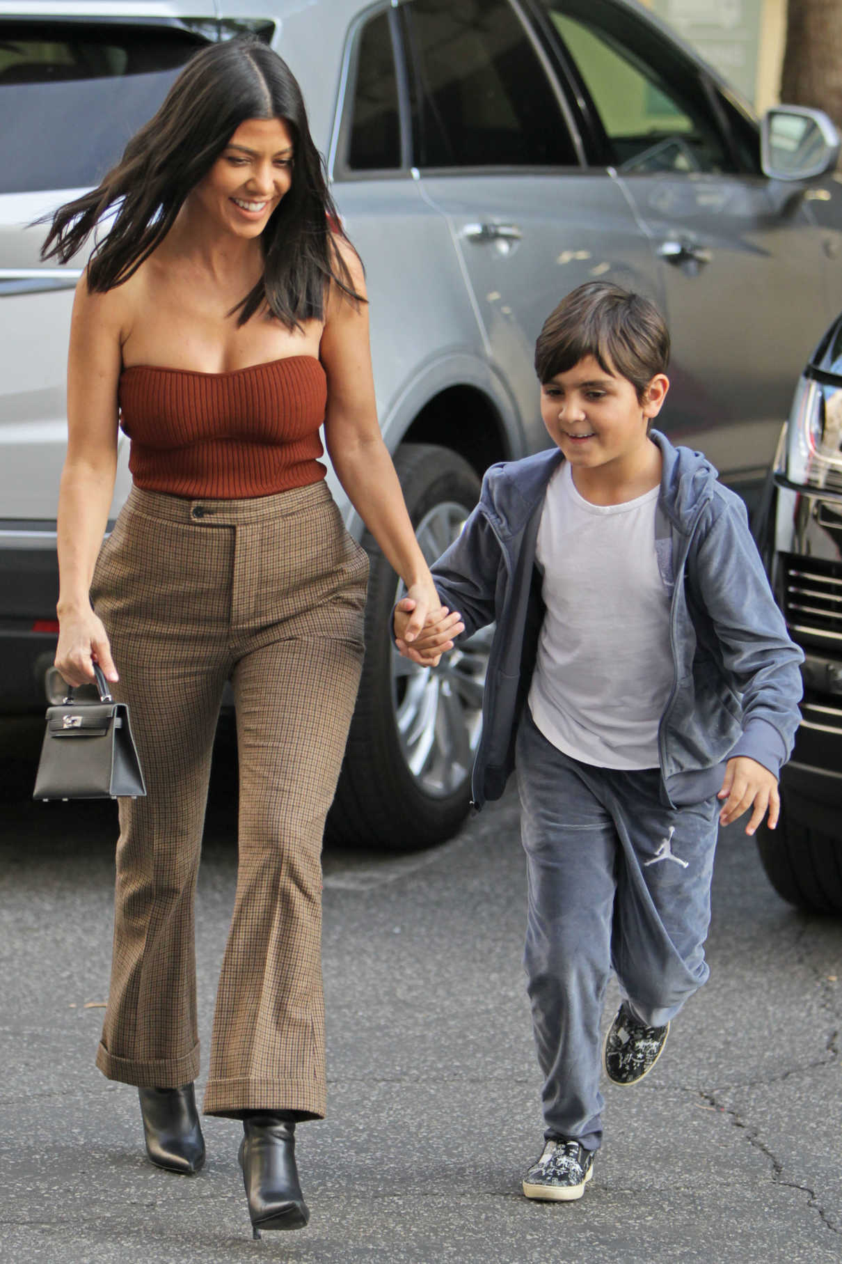 Kourtney Kardashian Brings Her Son to an Art Class in LA 01/24/2018-5