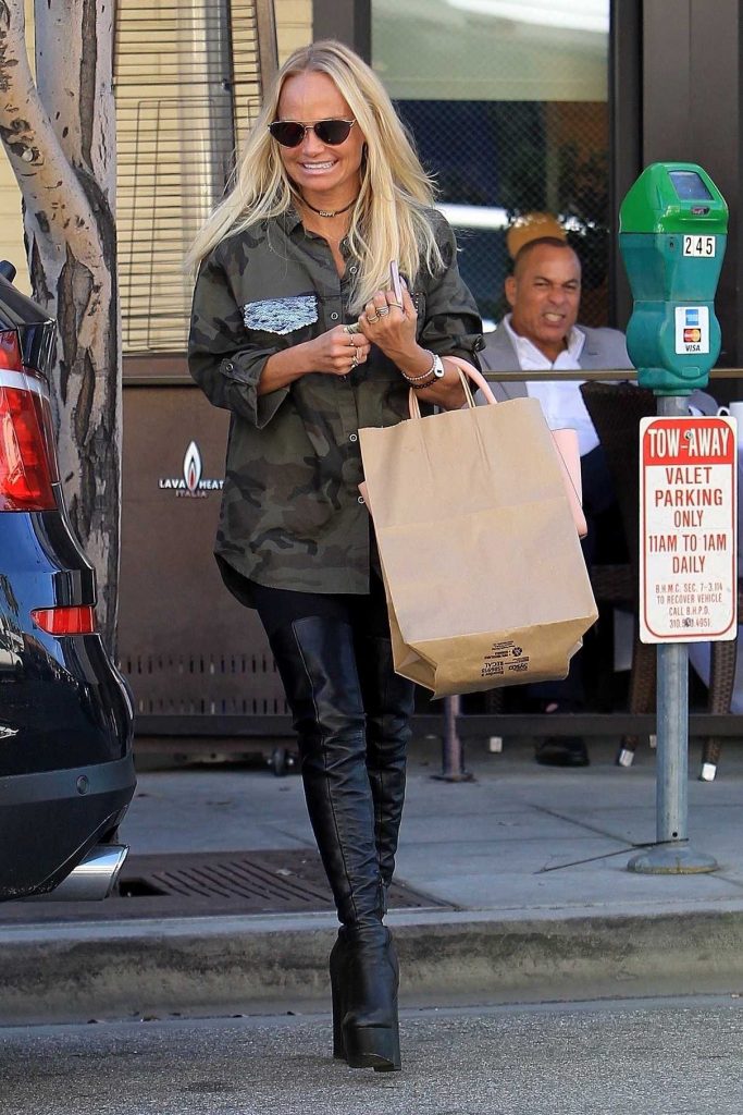 Kristin Chenoweth Leaves a Restaurant in Beverly Hills 01/17/2018-1