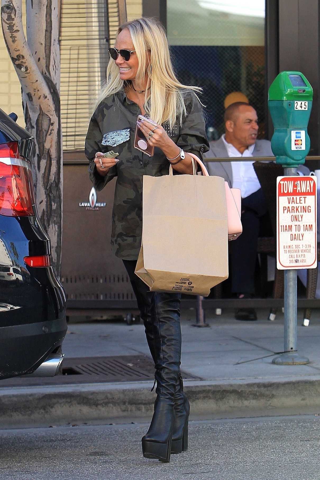 Kristin Chenoweth Leaves a Restaurant in Beverly Hills 01/17/2018-4